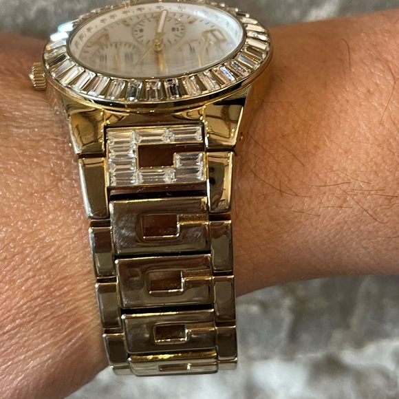 GLISTENING GUESS WATCH…WINNING GIFT FOR SELF OR OCCASION!👍⭐️❤️ - Picture 9 of 12